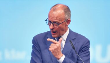 Friedrich Merz steht an einem Redepult und spricht zu den Delegierten.