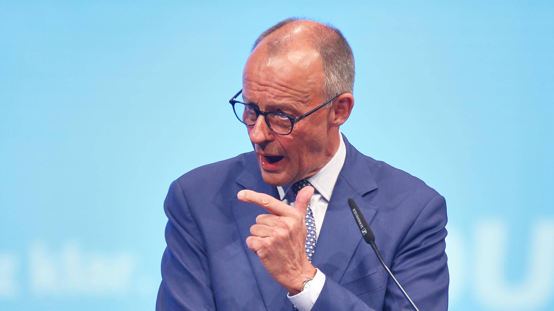 Friedrich Merz steht an einem Redepult und spricht zu den Delegierten.