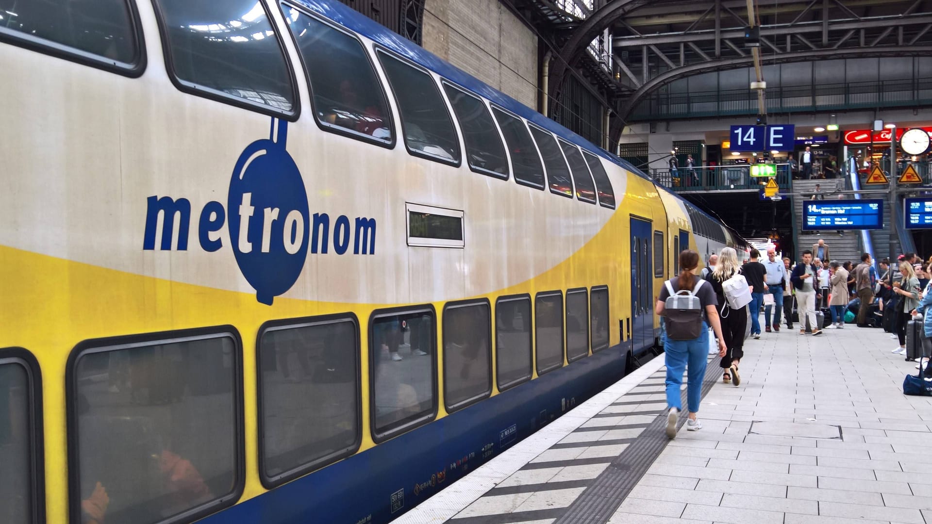 Metronom-Zug an einem Gleis (Symbolfoto): In der Region Braunschweig kommt es am Abend zu Problemen.