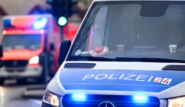 Ein Polizeiauto und ein Rettungswagen mit Blaulicht. (Symbolbild)