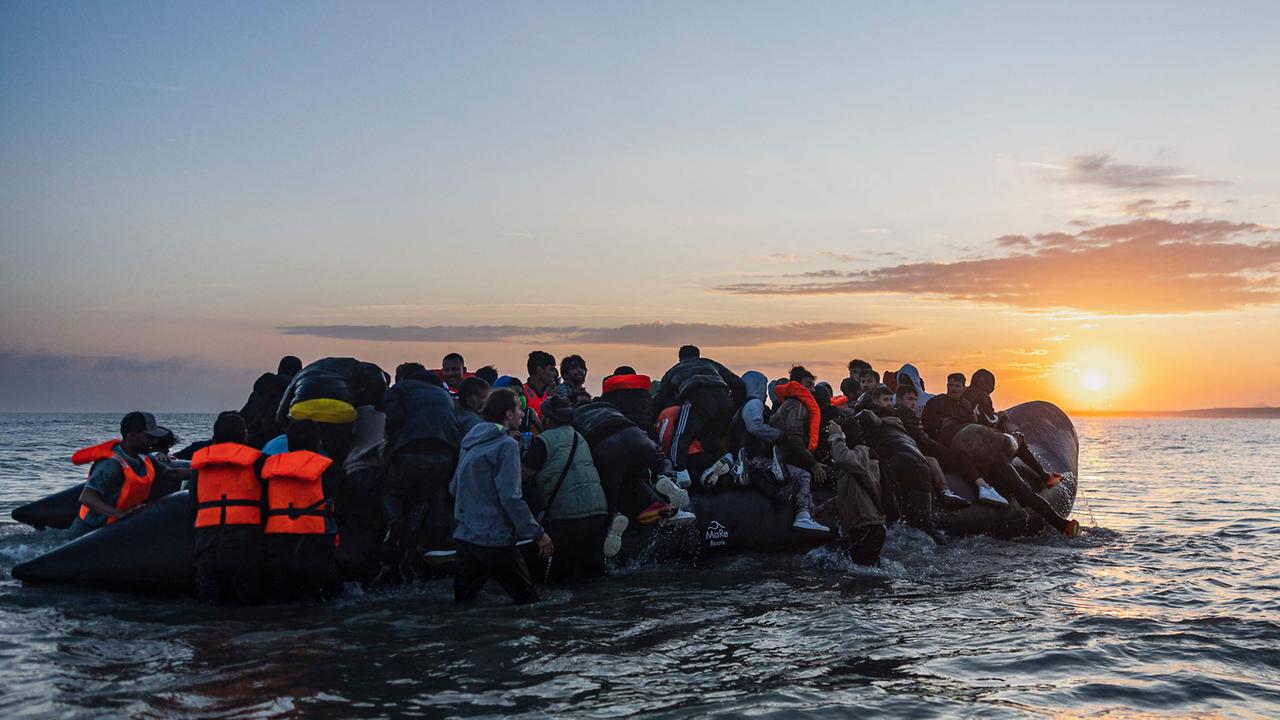 Britische Behörden setzen Migranten für Rückkehr nach Frankreich fest