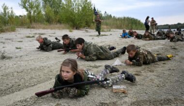 Vorbereitung für den Krieg in Russlands Ferienlagern