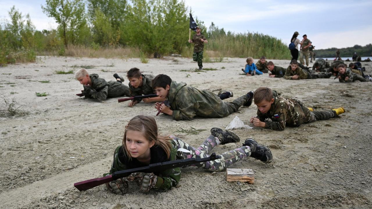 Vorbereitung für den Krieg in Russlands Ferienlagern