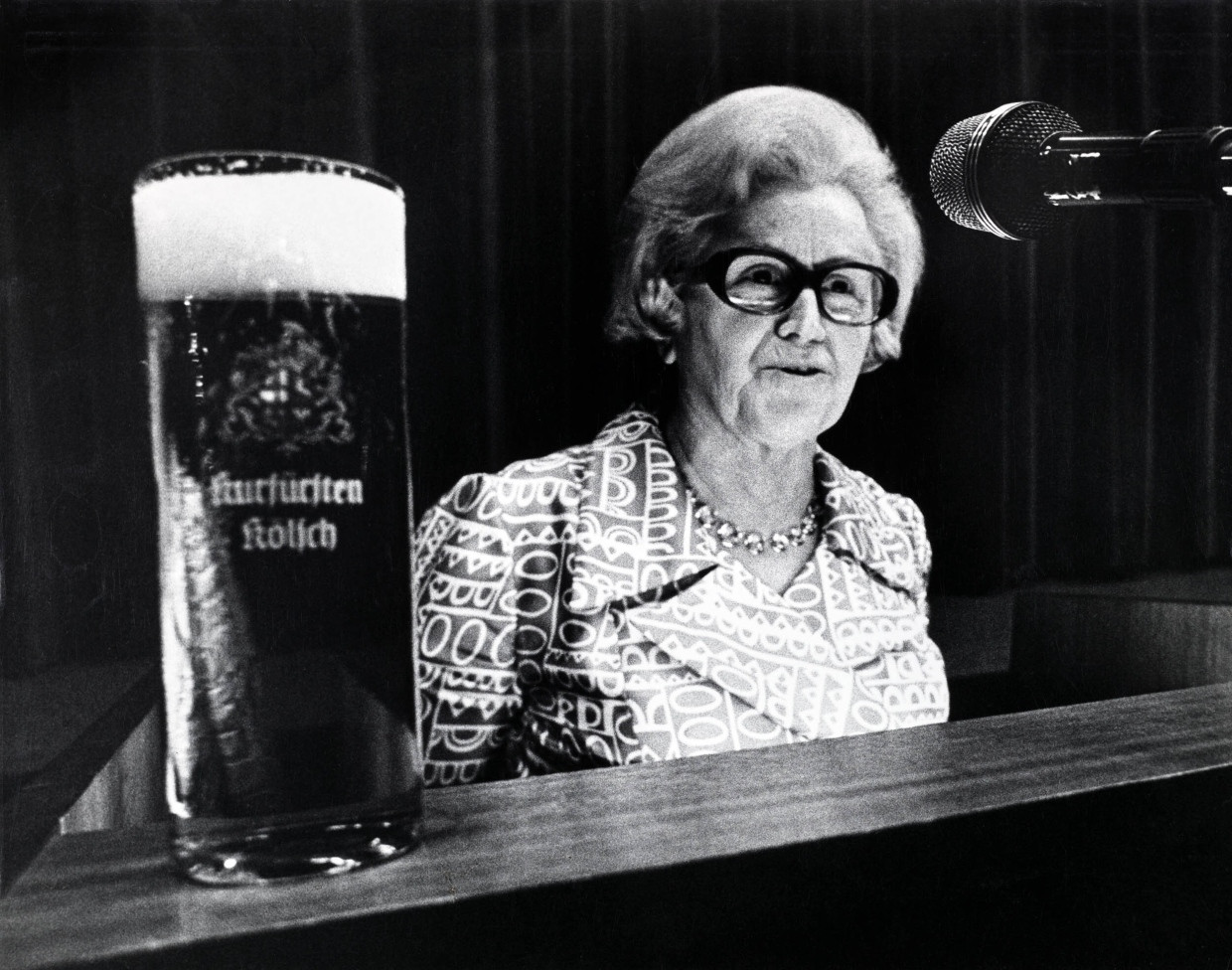 Ministerin Käte Strobel wirbt für „reines Bier“, ca. 1971