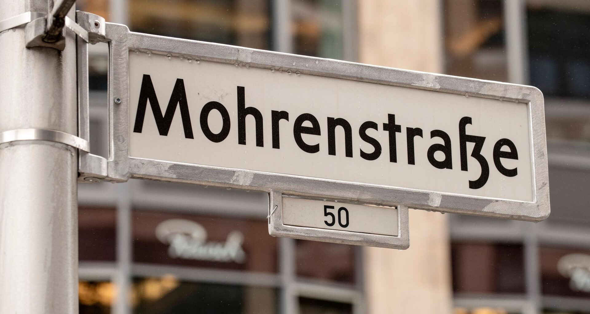Auf einem Straßenschild in Berlin-Mitte steht "Mohrenstraße".