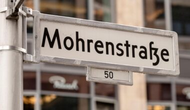 Auf einem Straßenschild in Berlin-Mitte steht "Mohrenstraße".