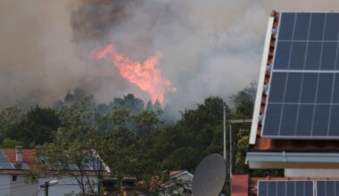 Rauch und Flammen steigen von Bäumen auf, die bei einem Waldbrand in der Nähe von Montenegros Hauptstadt Podgorica brennen.