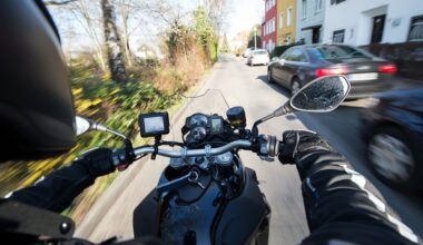 Motorradfahrer lässt schwer verletzte Beifahrerin zurück: Polizei ermittelt Verdächtigen