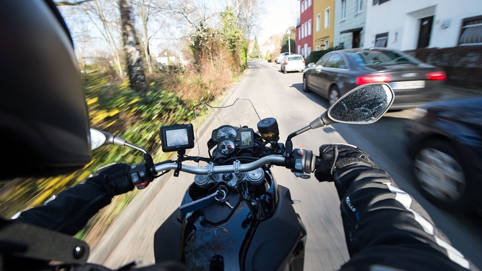 Motorradfahrer lässt schwer verletzte Beifahrerin zurück: Polizei ermittelt Verdächtigen