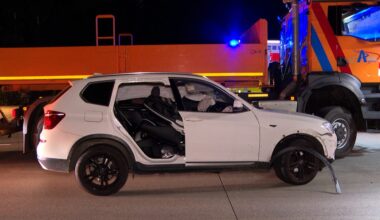 Schwerer Unfall auf der A7 – SUV prallt in Baustellenabsicherung