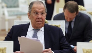 Ukraine-Krieg: ++ Lawrow kritisiert Debatte über Sicherheitsgarantien – Kreml verhängt Einreiseverbote ++ Liveticker