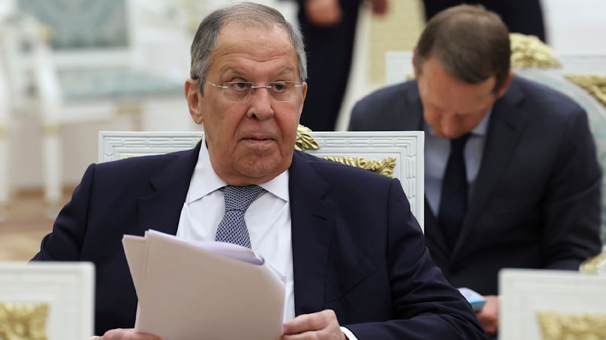 Ukraine-Krieg: ++ Lawrow kritisiert Debatte über Sicherheitsgarantien – Kreml verhängt Einreiseverbote ++ Liveticker