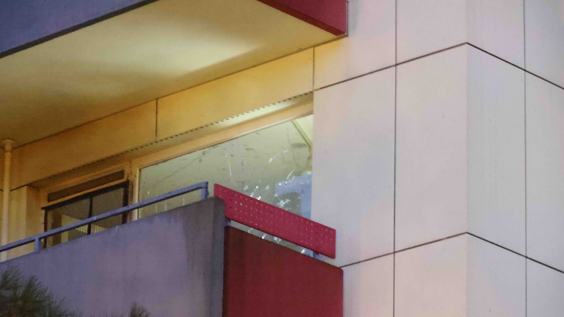 Nach der Explosion in Berlin-Neukölln: Deutliche Splitter und Risse in den Fensterscheiben der betroffenen Wohnung.