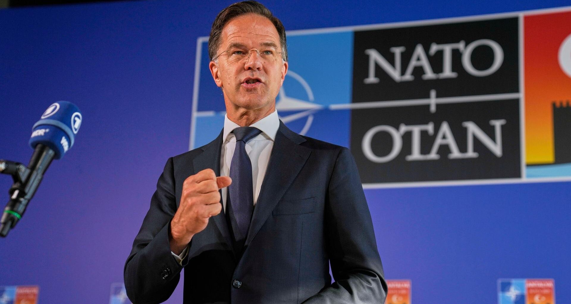 NATO-Generalsekretär Mark Rutte spricht mit Journalisten.