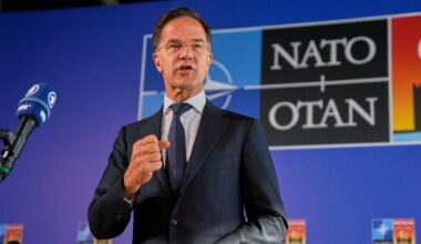 NATO-Generalsekretär Mark Rutte spricht mit Journalisten.