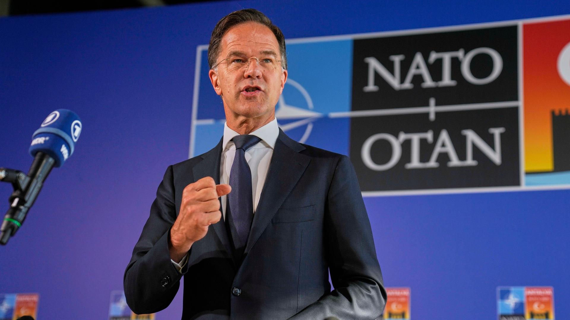 NATO-Generalsekretär Mark Rutte spricht mit Journalisten.