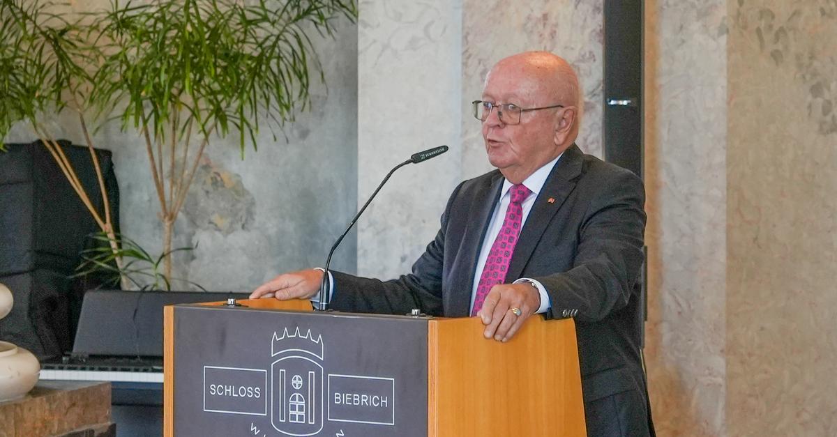 Biebrichs Ortsvorsteher Horst Klee springt Merz zur Seite