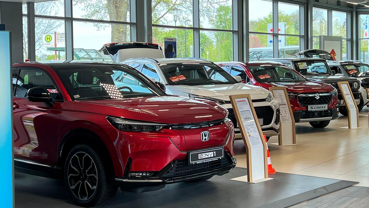 Automarkt: Preisabstand zwischen Verbrennern und E-Autos schrumpft