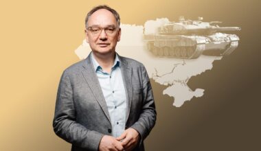 Porträt Nico Fried mit Panzer im Hintergrund