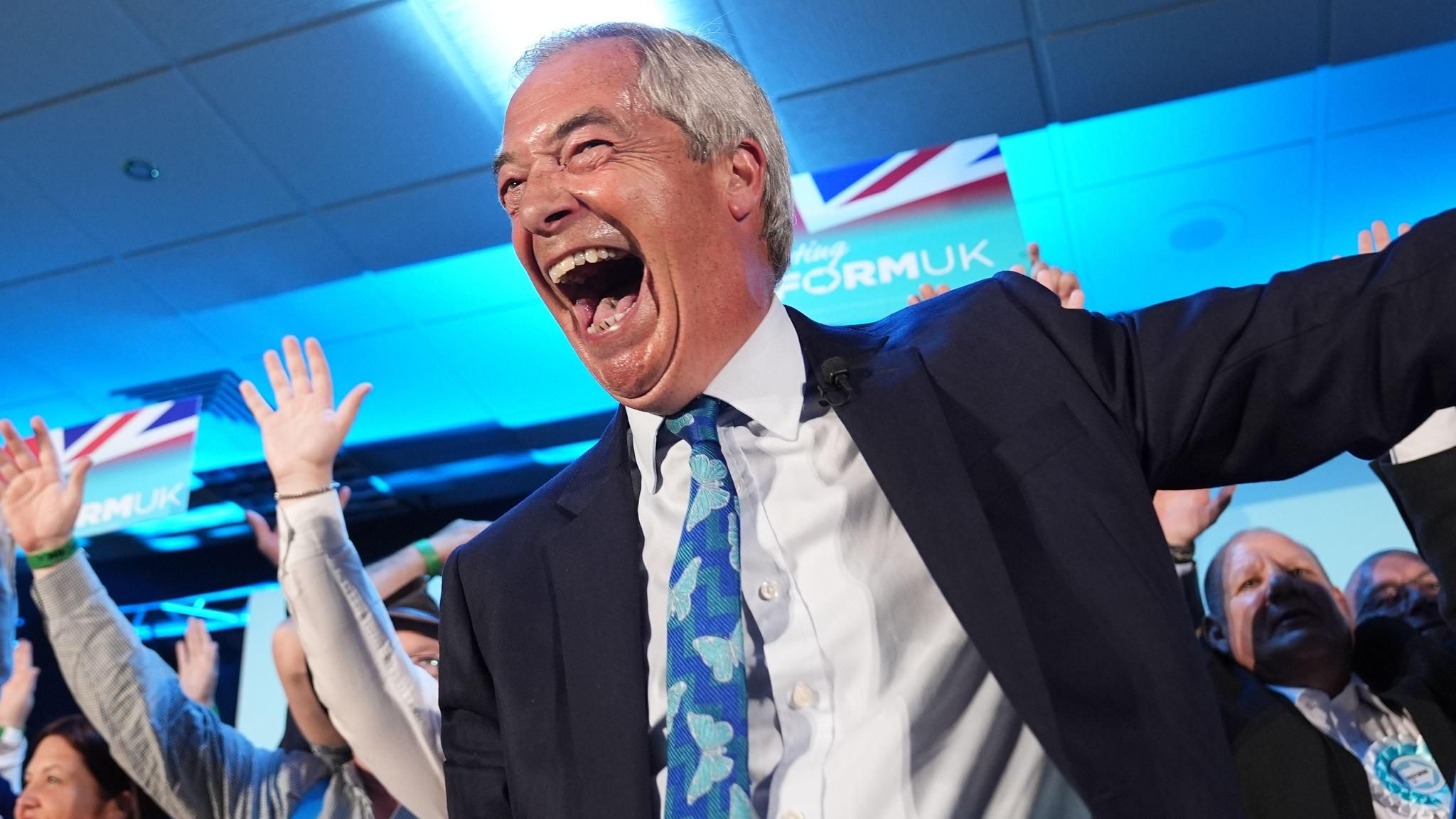Nigel Farage mit breitem Lachen auf einer Veranstaltung