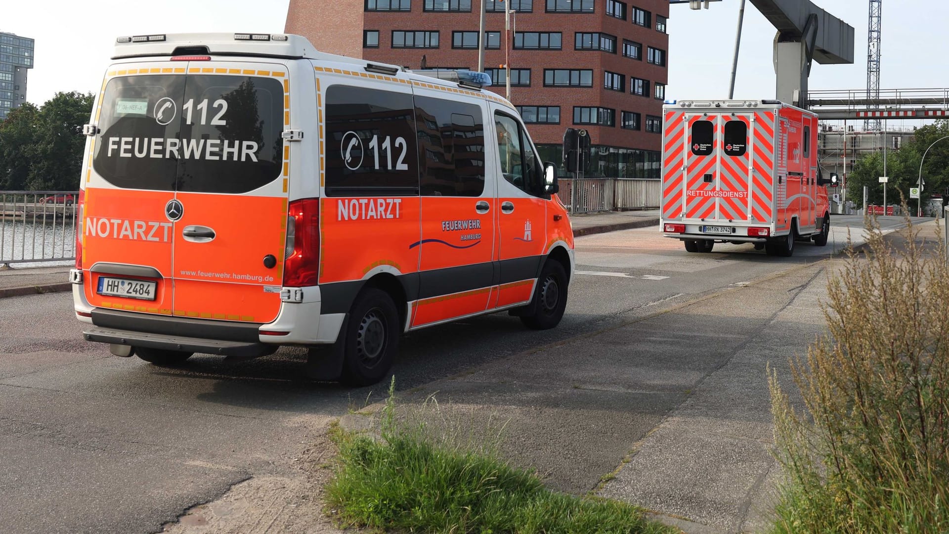 Notarzt und Rettungswagen auf der Lotsekanal-Klappbrücke: Eine Frau hat dort am Samstagmorgen überraschend ein Kind geboren.