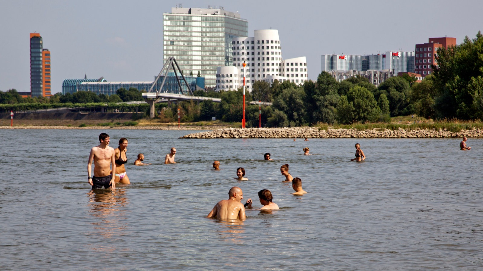 Düsseldorf verbietet Baden im Rhein - Nachrichten