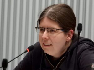 Portrait der Politikerin während sie ins Mikrofon spricht. 