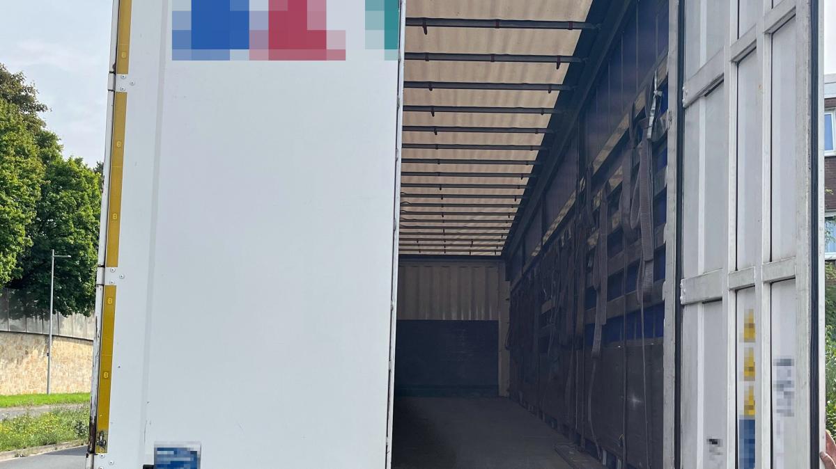 Lkw-Hecktür schubst Fußgänger in Bielefeld um