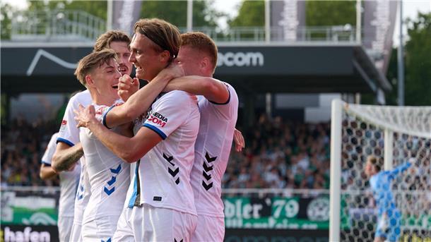 Paderborn jubelt über das 1:0 durch  Luis Engelns. 