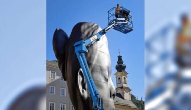 Die Frauenköpfe von Jaume Plensa, die seit 27. Juli auf dem Salzburger Residenzplatz zu sehen waren, werden dieses Woche abgebaut.