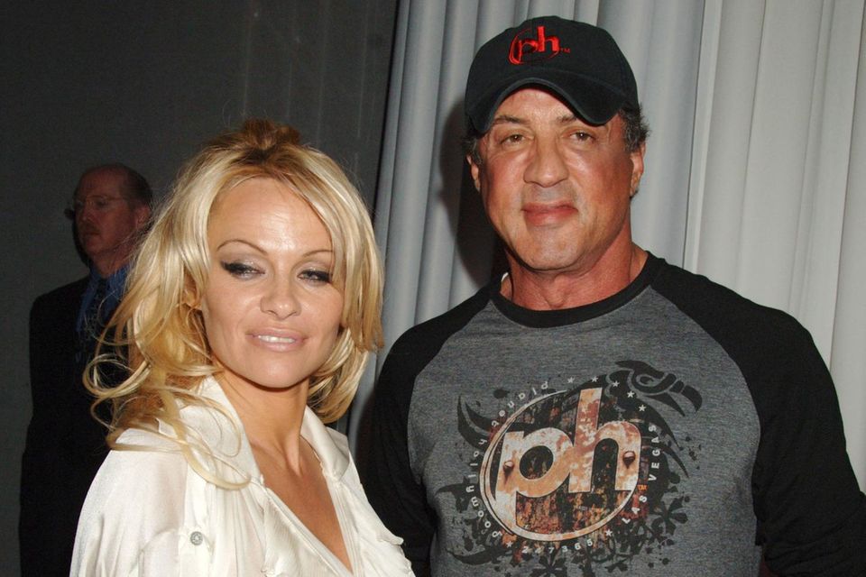 Pamela Anderson behauptet, dass Sylvester Stallone ihr einst "eine Wohnung und einen Porsche anbot", damit sie mit ihm ausgeht.