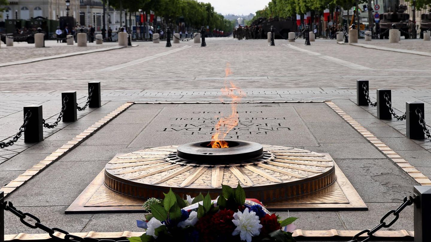 An dieser ewigen Flamme in Paris hat sich ein Mann seine Zigarette angezündet