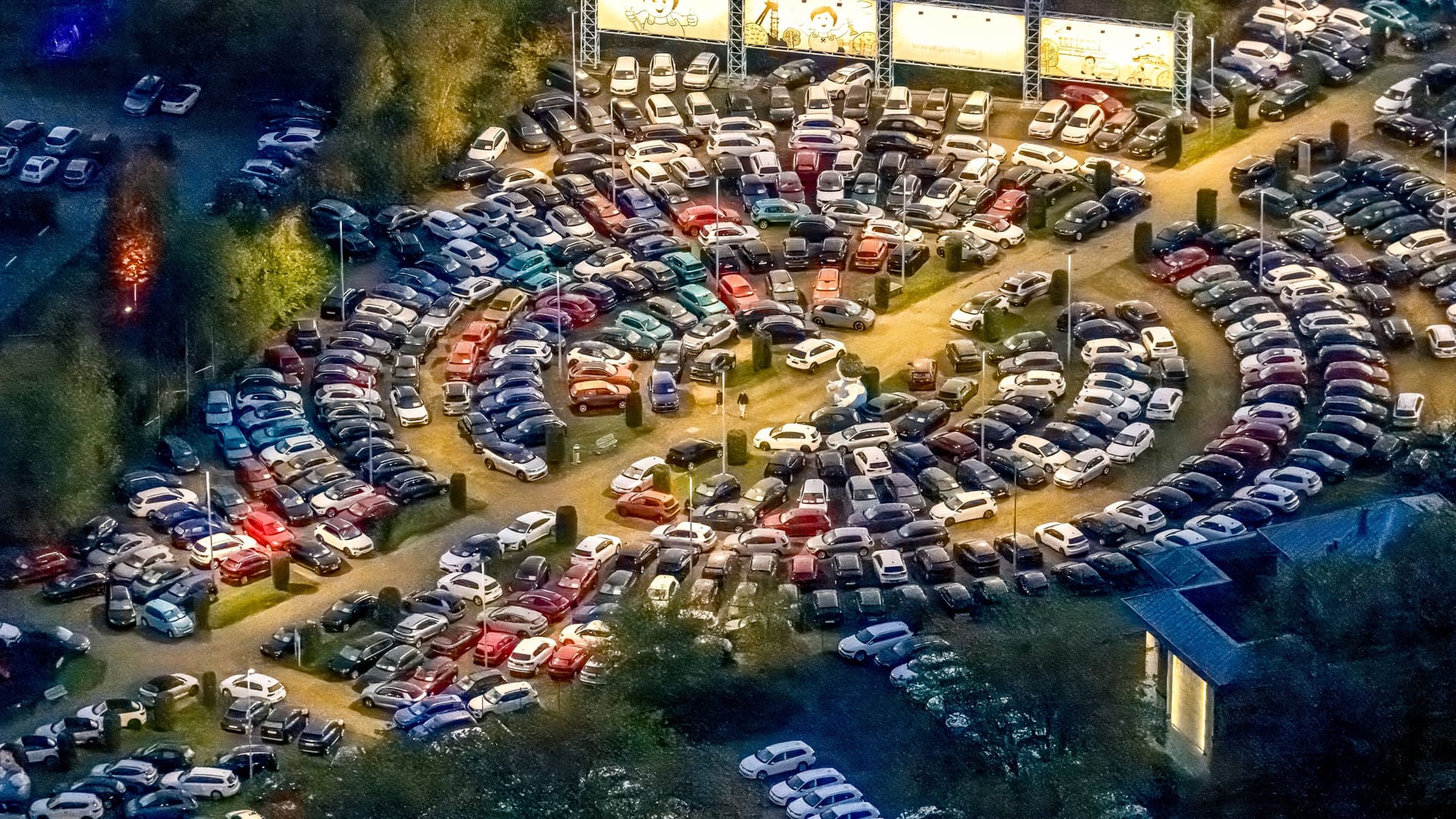 Parkplatz eines Autohändlers (Symbolfoto): In Köln hat ein Autohändler Insolvenz angemeldet.