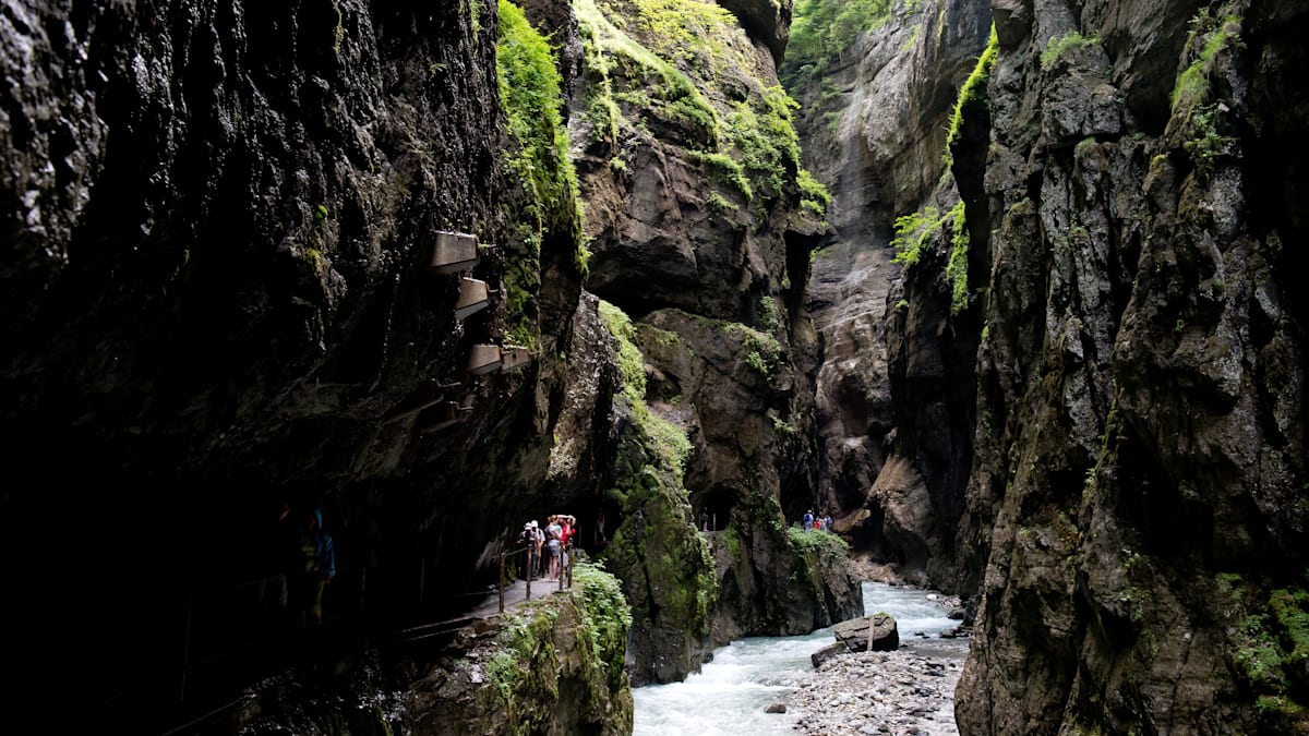Garmisch-Partenkirchen: Mutter stürzt vor den Augen ihrer Kinder Wasserfall hinab – Frau stirbt