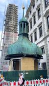 Auch die Kuppel des Perlachturms steht derzeit auf einem Holzpodest. 