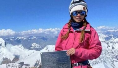 Die Bergsteigerin Natalia Nagovitsyna  mit einer Gedenkplatte für ihren am Khan-Tengri verstorbenen Mann