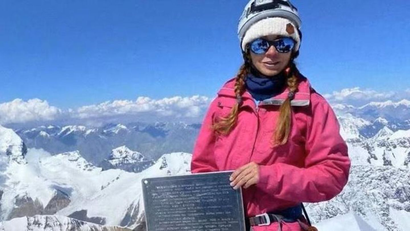 Die Bergsteigerin Natalia Nagovitsyna  mit einer Gedenkplatte für ihren am Khan-Tengri verstorbenen Mann