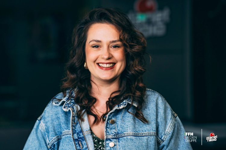 planet radio-Moderatorin Yella Köhler (Bild: © FFH MEDIENGRUPPE)