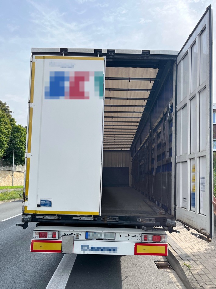 POL-BI: Lkw-Tür trifft Fußgänger