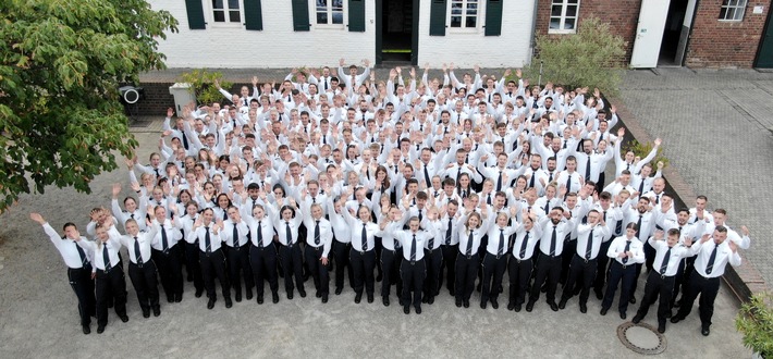POL-DU: Stadtgebiet: 203 neue Polizeikommissarinnen und Polizeikommissare in Duisburg ernannt!