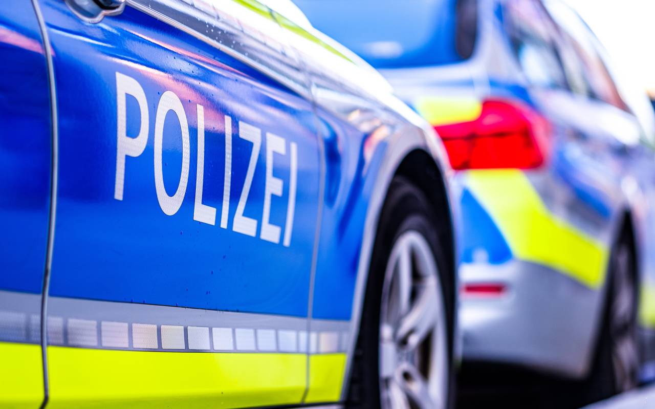 Ein Polizeiwagen auf einer Straße in Deutschland.