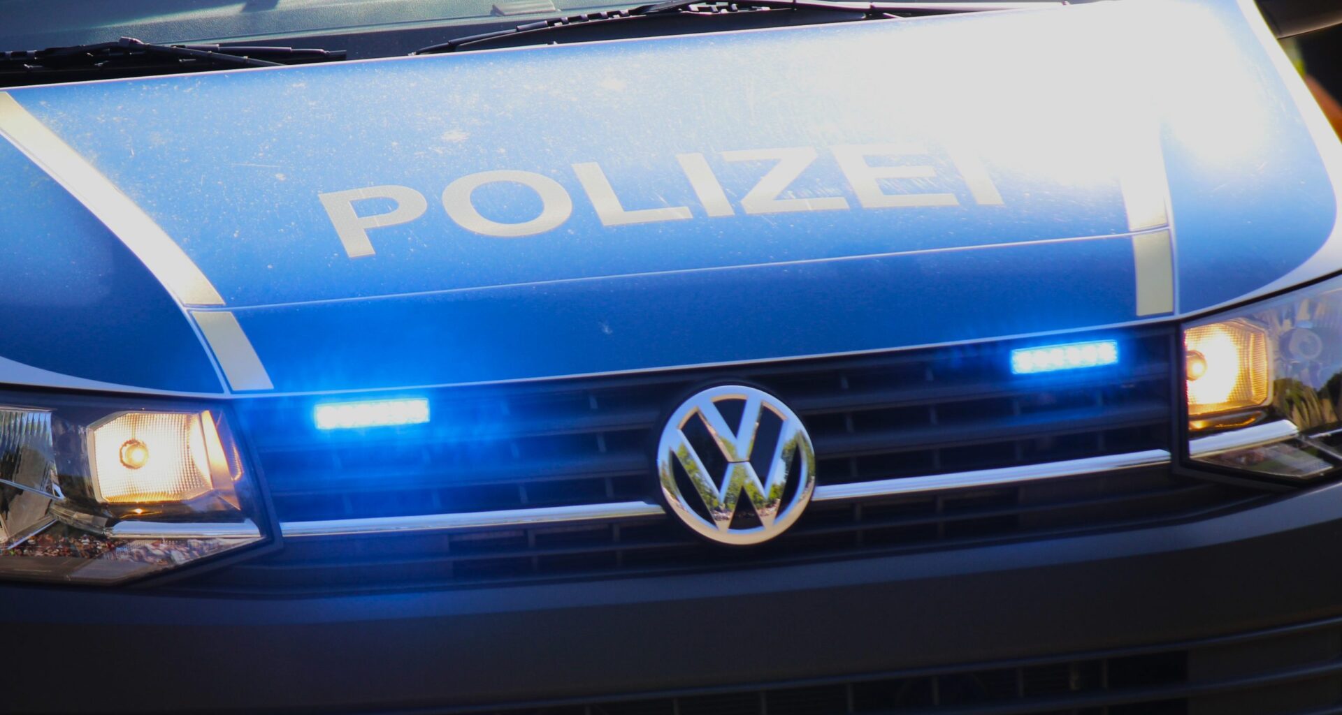 Alkoholisierter Autofahrer fährt in der Vogelweide in Haltestelle