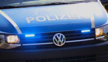 Alkoholisierter Autofahrer fährt in der Vogelweide in Haltestelle