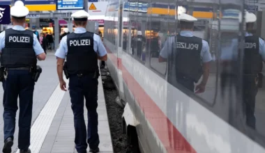 Ohne Ticket im ICE: Schwarzfahrer beißt Polizisten in den Arm