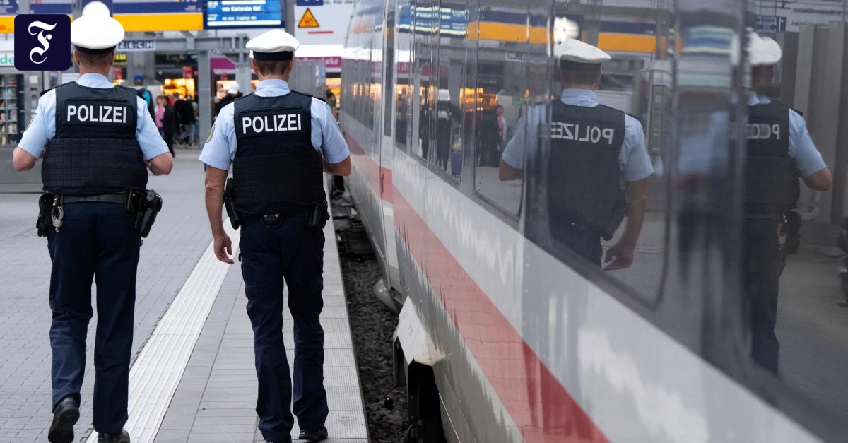 Ohne Ticket im ICE: Schwarzfahrer beißt Polizisten in den Arm