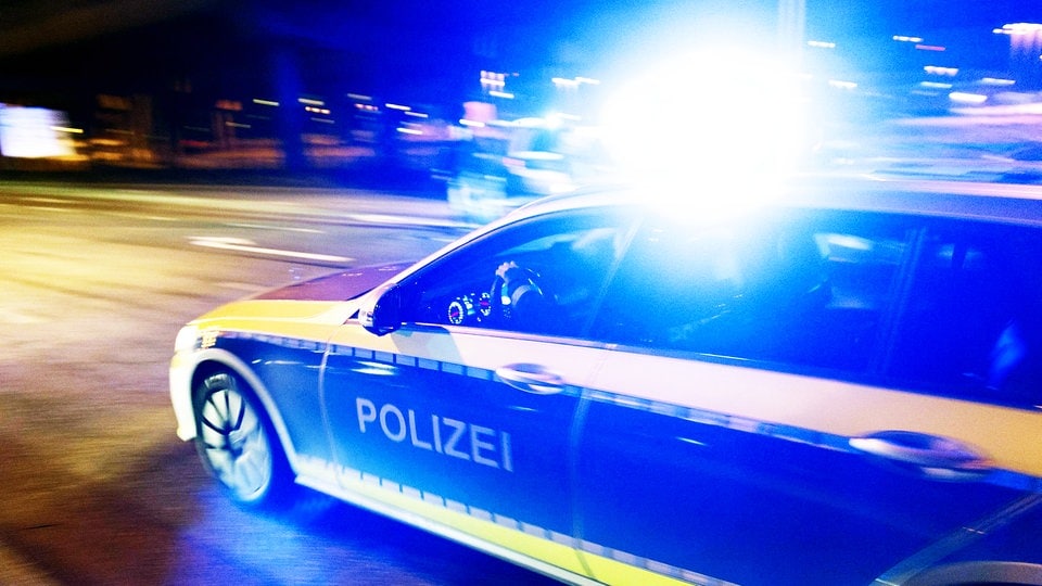Auf Drogen und mit Äxten im Auto: Verfolgungsjagd in Halle endet mit Unfall in Hinterhof