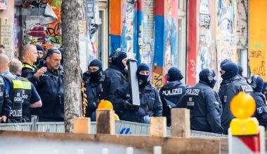 „Rigaer 94“ in Berlin: Hunderte Polizisten stürmen verbarrikadiertes Haus der linksextremen Szene