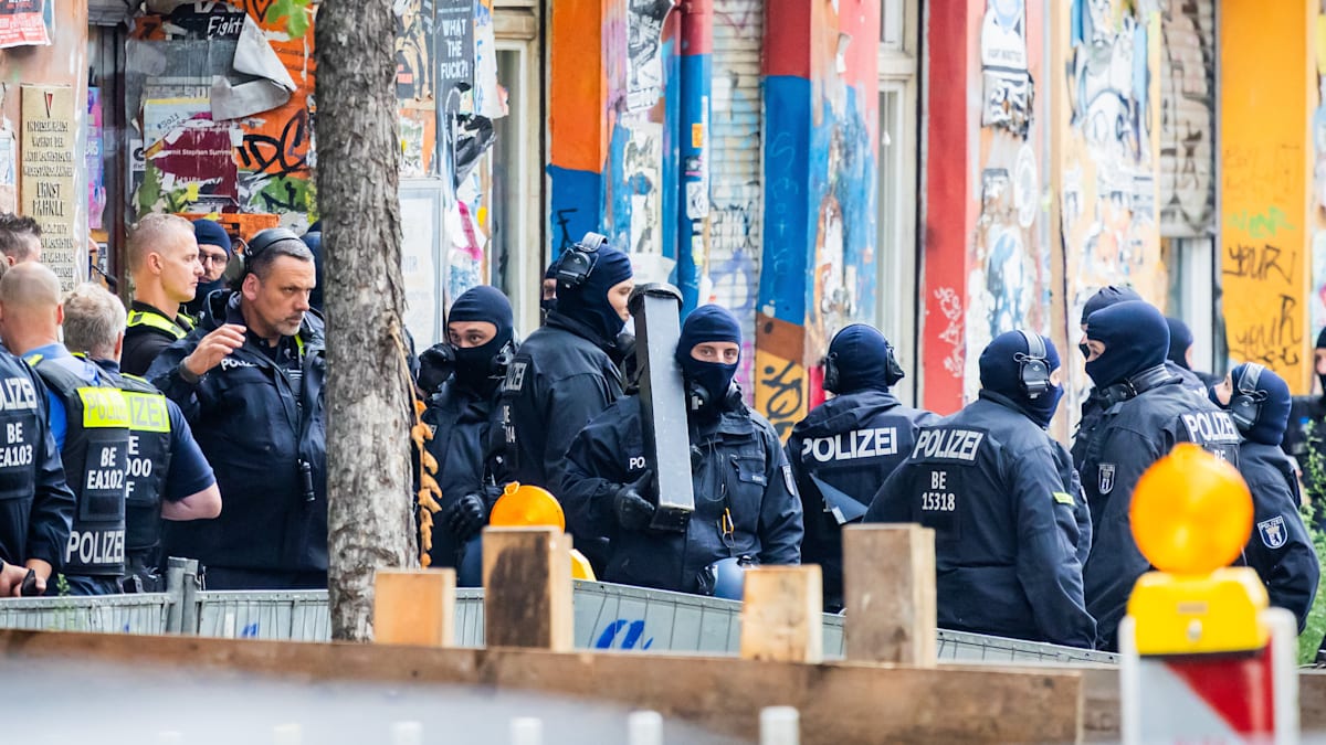 „Rigaer 94“ in Berlin: Hunderte Polizisten stürmen verbarrikadiertes Haus der linksextremen Szene