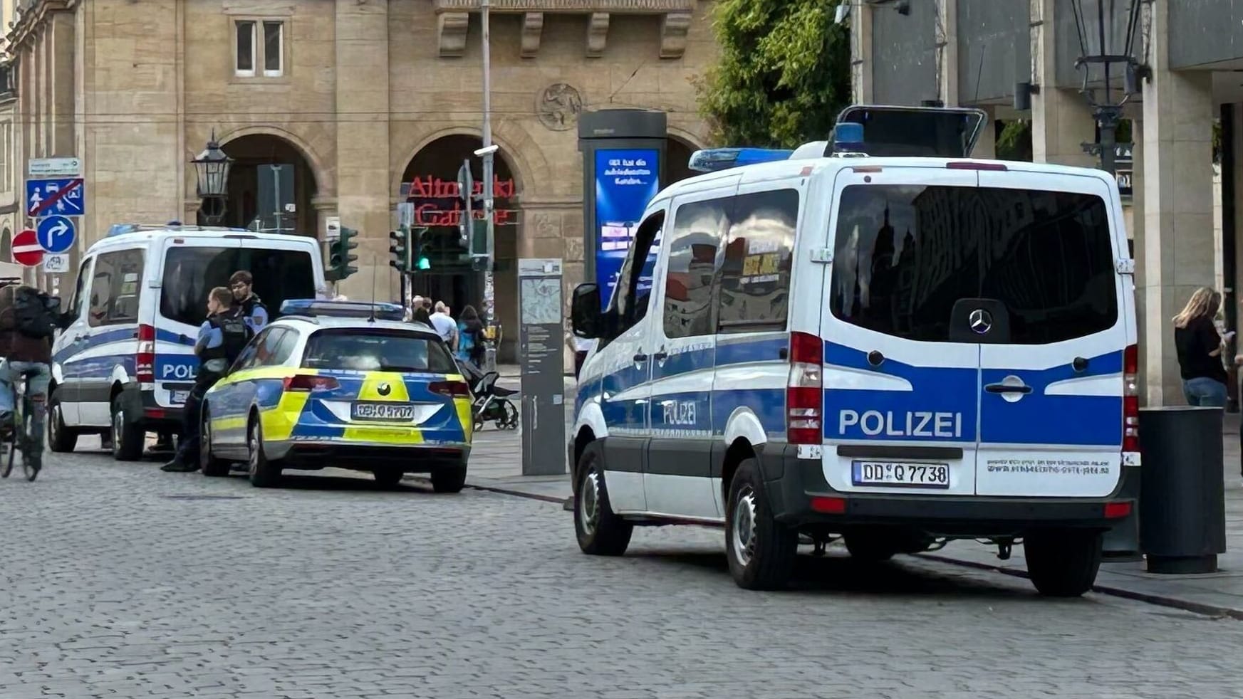 Polizeifahrzeuge in Dresden (Symbolbild): Alarmierte Beamte konnten den Mann nicht mehr finden.