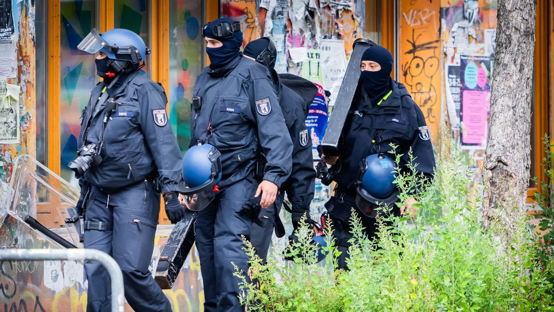 Polizeikräfte sind in der Rigaer Straße in Berlin-Friedrichshain im Einsatz. Seit Jahren ist das Haus durch Linksextremisten besetzt.